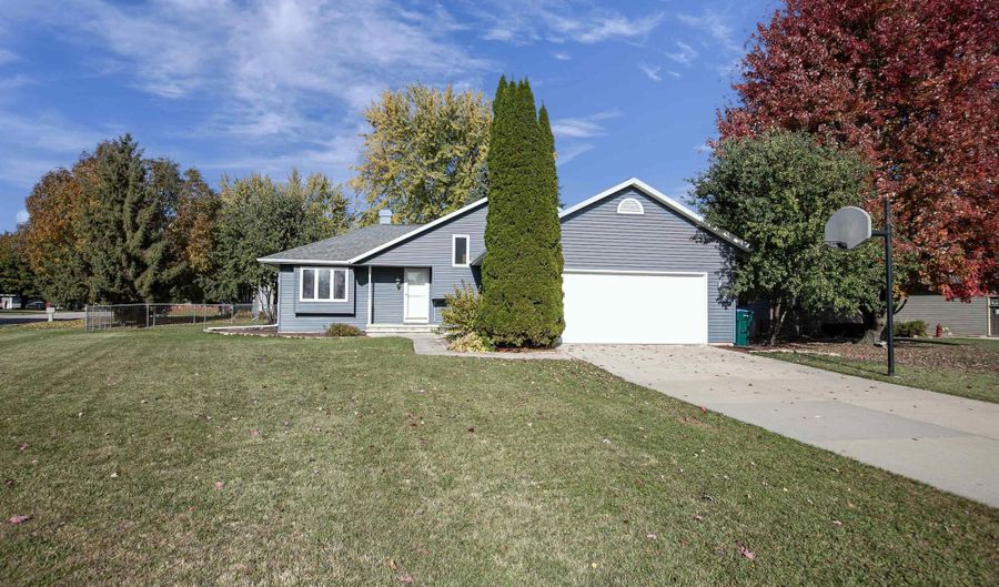 4726 W PERIWINKLE Ct, Appleton, WI 54914 - 3 Beds, 2 Bath