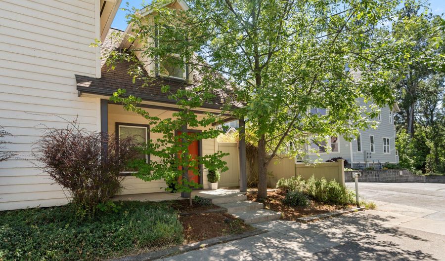 923 Bellview Ave 2, Ashland, OR 97520 - 4 Beds, 2 Bath
