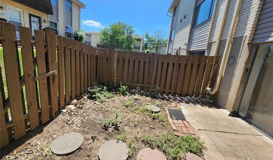 815 Portsdown Rd, Ballwin, MO 63011 - 3 Beds, 3 Bath