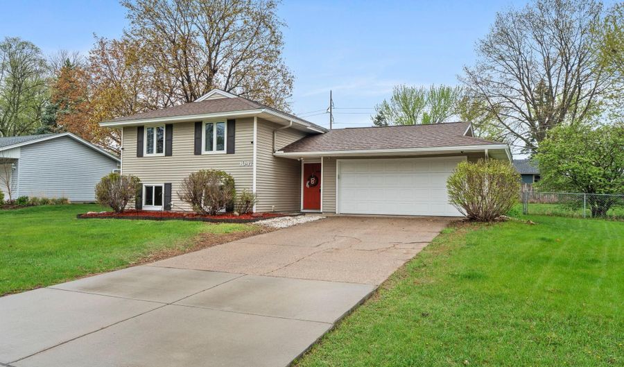 1047 Lowell Dr, Apple Valley, MN 55124 - 4 Beds, 2 Bath