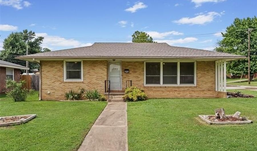 4112 E Frank Phillips Blvd, Bartlesville, OK 74006 - 2 Beds, 2 Bath