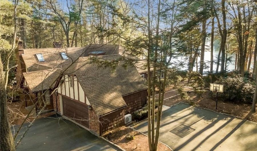 12 Georgiana Dr, Cumberland, RI 02864 - 3 Beds, 5 Bath
