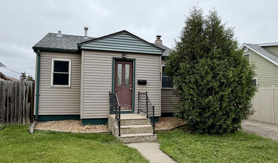 911 S 9th St, Aberdeen, SD 57401 - 2 Beds, 2 Bath