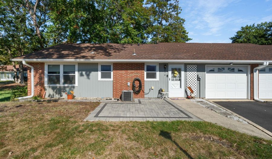 677 B New Castle Ct, Lakewood, NJ 08701 - 2 Beds, 1 Bath