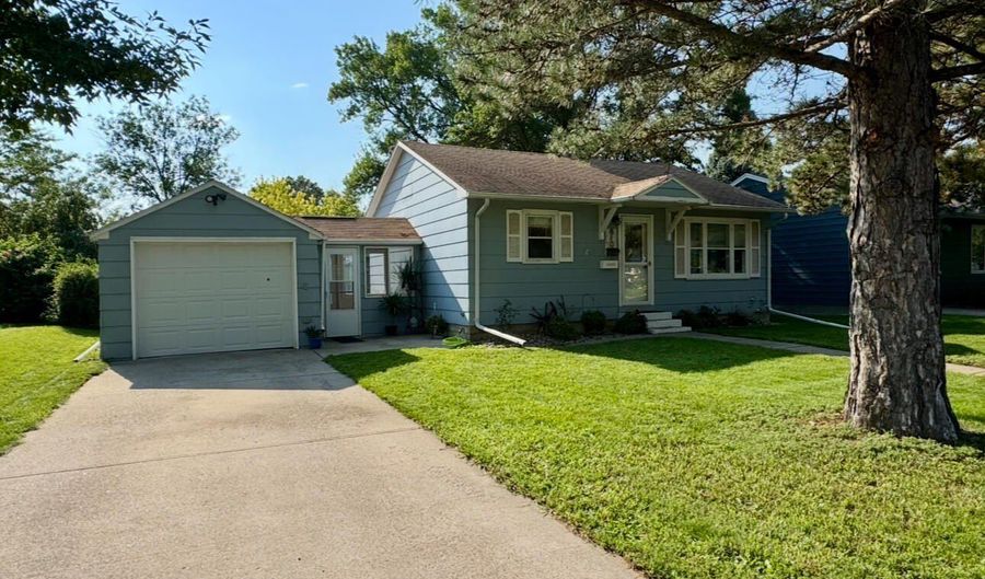 810 S Merton St, Aberdeen, SD 57401 - 3 Beds, 2 Bath