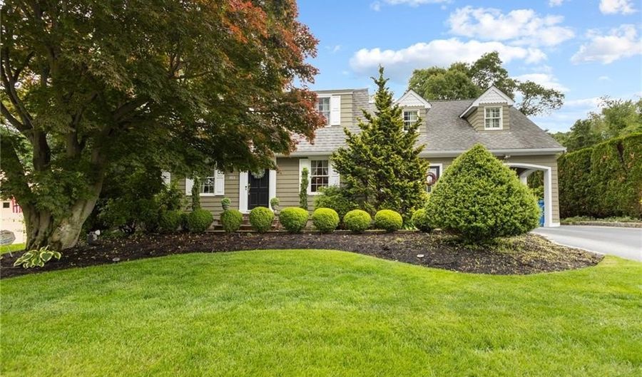 152 Glen Hills Dr, Cranston, RI 02920 - 3 Beds, 3 Bath