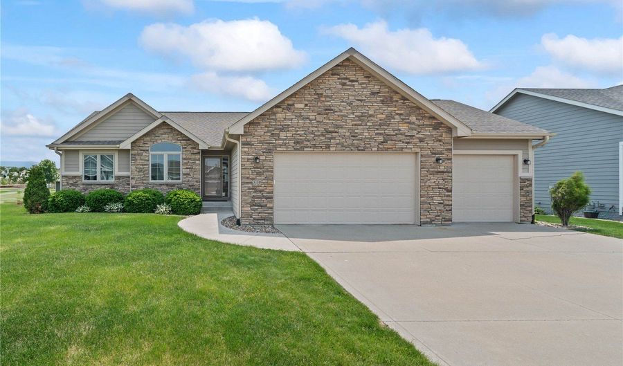 316 34th St SE, Altoona, IA 50009 - 4 Beds, 3 Bath