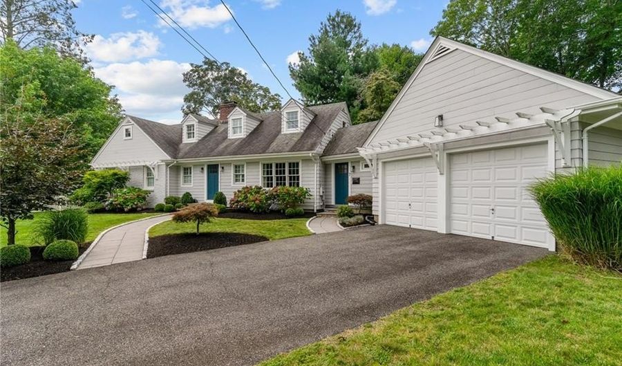 7 Lee Rd, Barrington, RI 02806 - 4 Beds, 4 Bath