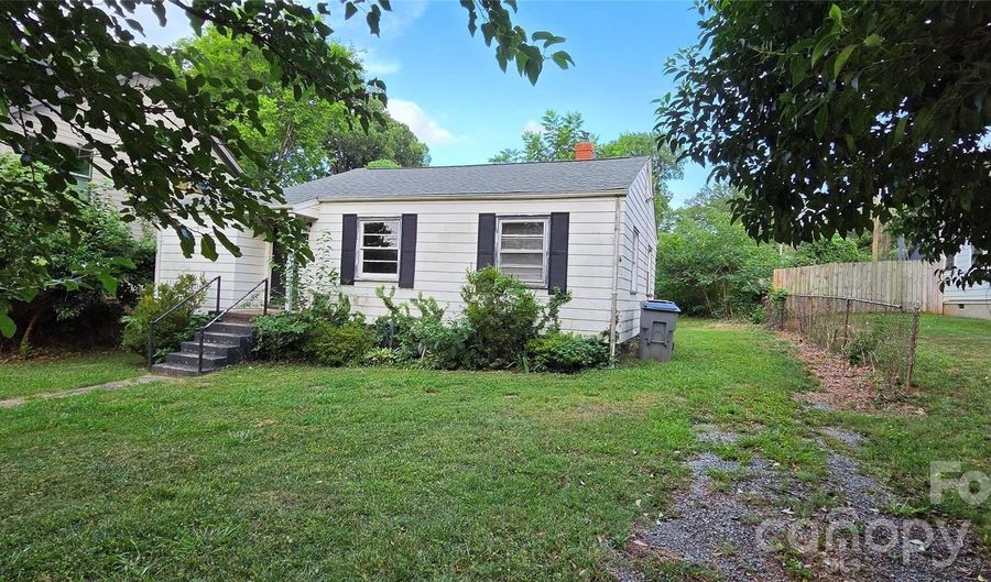 2216 Yadkin Ave, Charlotte, NC 28205 - 2 Beds, 1 Bath
