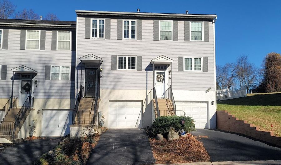 10 WOODFIELD Dr, Claymont, DE 19703 - 2 Beds, 2 Bath