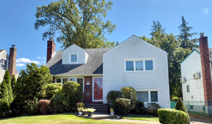 175 San Juan Ave, Albertson, NY 11507 - 3 Beds, 4 Bath