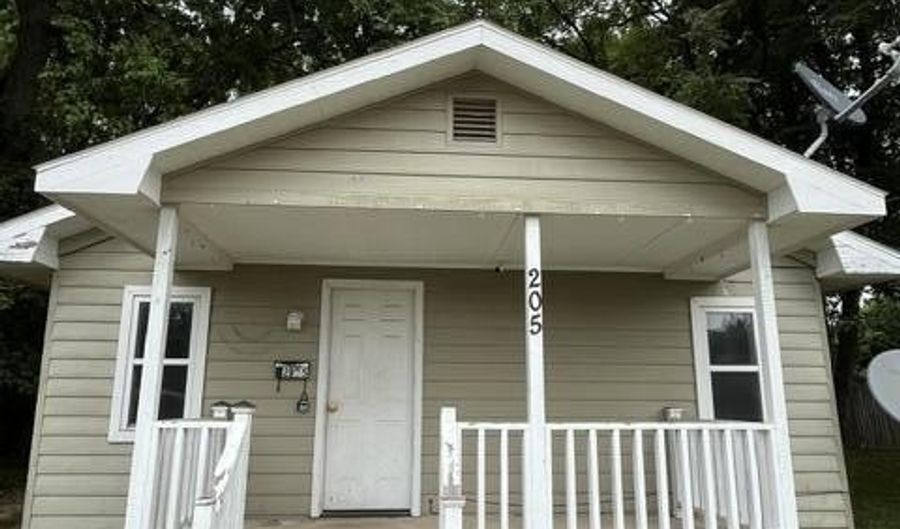 205 W Tyndall St, Aurora, MO 65605 - 3 Beds, 1 Bath