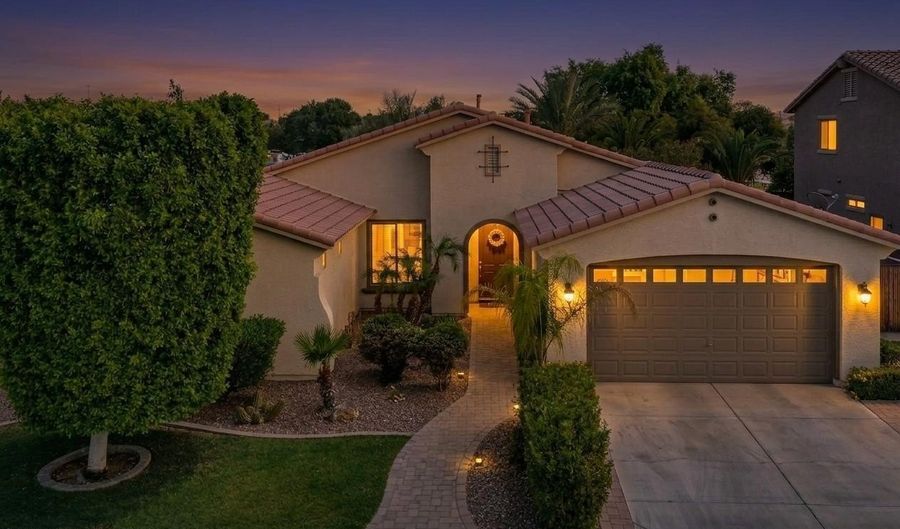 4205 S CROSSCREEK Dr, Chandler, AZ 85249 - 4 Beds, 3 Bath