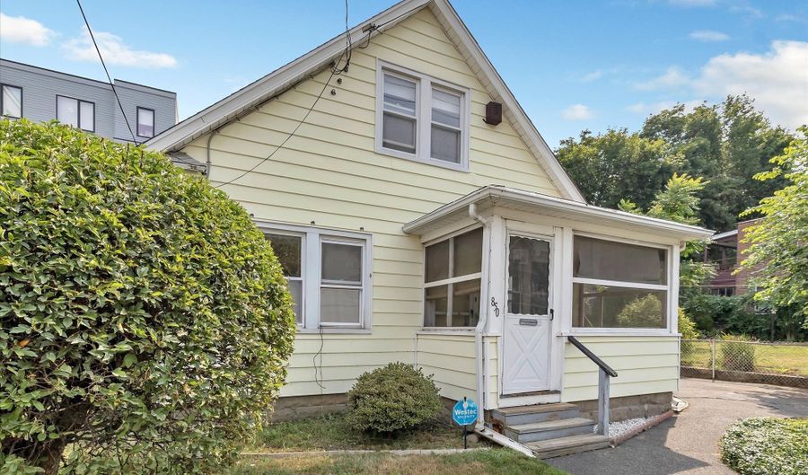 850 Brewster St, Bridgeport, CT 06605 - 2 Beds, 1 Bath