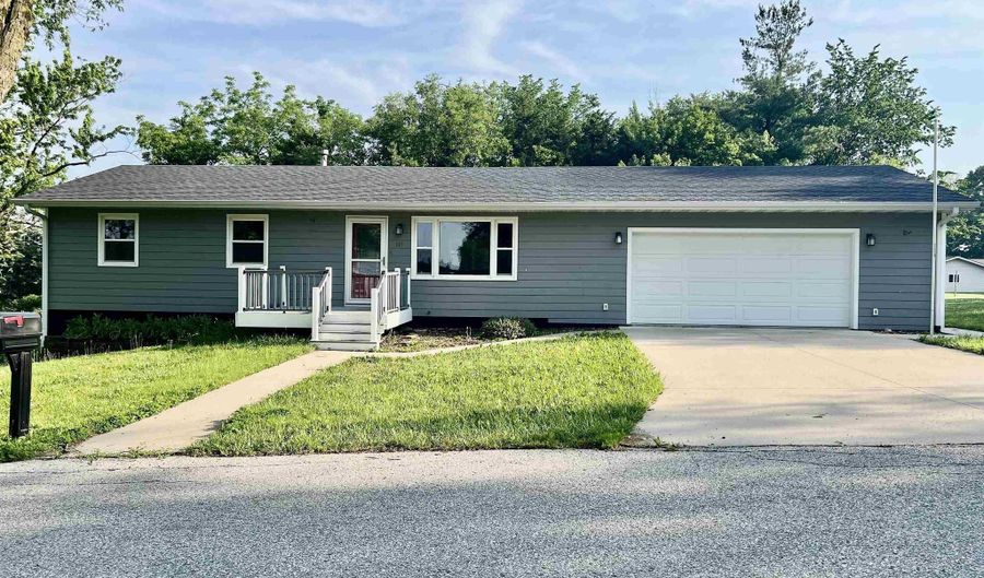 121 H Ave W, Albia, IA 52531 - 4 Beds, 2 Bath