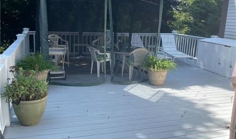 46 Chastellux Ave, Newport, RI 02840 - 1 Beds, 1 Bath