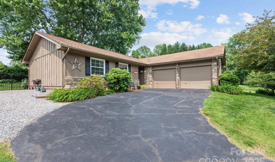 16 Fieldstone Ct, Arden, NC 28704 - 3 Beds, 2 Bath