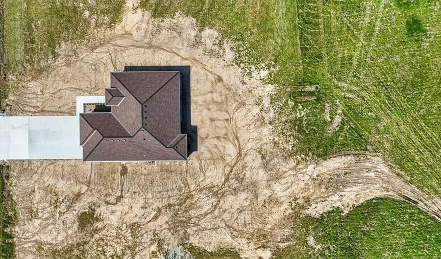 422 NE Lakota Dr, Adrian, MO 64720 - 3 Beds, 3 Bath