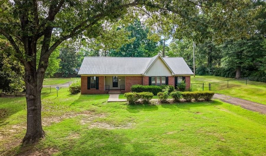 222 Pine Ln, Batesville, MS 38606 - 3 Beds, 2 Bath