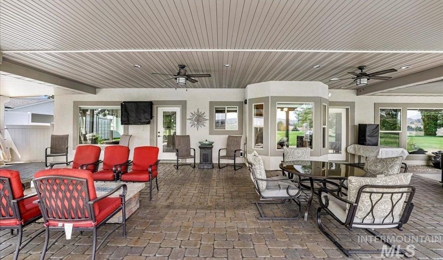 319 Clear Lake Ln, Buhl, ID 83316 - 4 Beds, 4 Bath