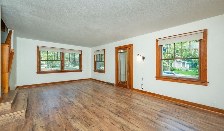 822 7th St, Ames, IA 50010 - 3 Beds, 2 Bath