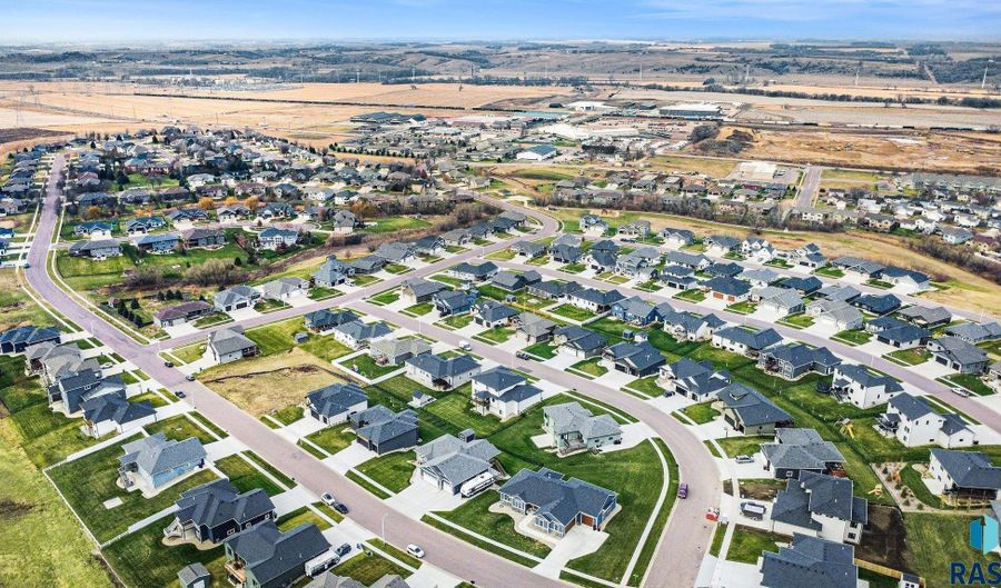 1604 W River Bend St, Brandon, SD 57005 - 5 Beds, 4 Bath