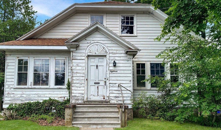 18 Princeton Ave, Beverly, MA 01915 - 2 Beds, 1 Bath