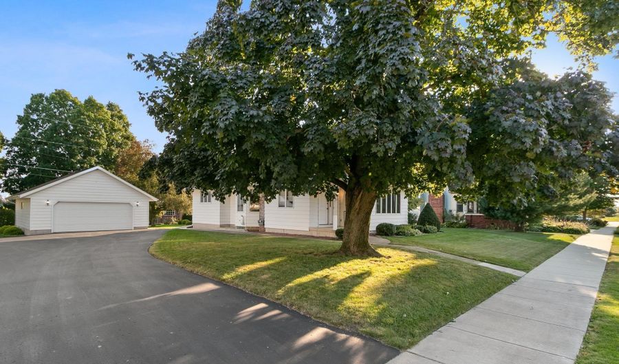 118 Main St, Arlington, WI 53911 - 4 Beds, 2 Bath