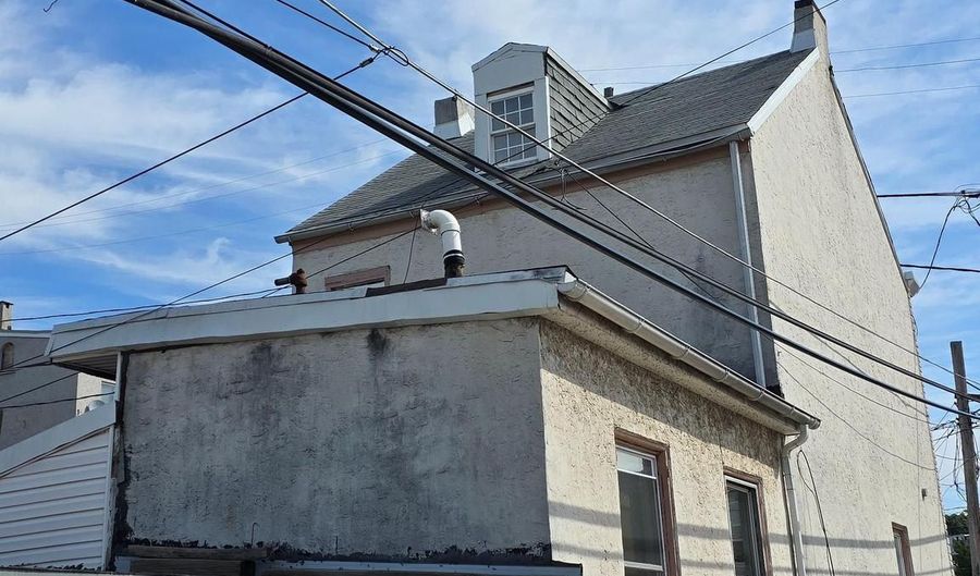 208 MAPLE St, Reading, PA 19602 - 3 Beds, 2 Bath