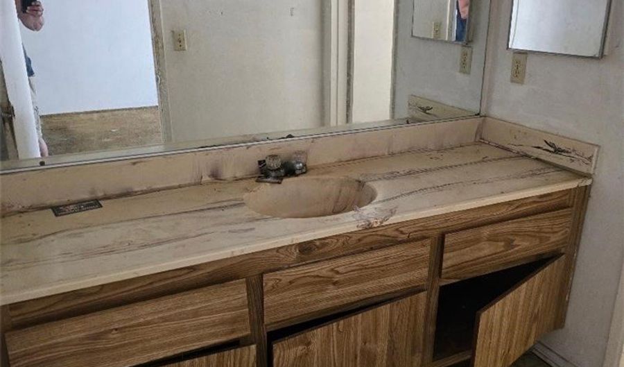 925 W Raymond St, Compton, CA 90220 - 3 Beds, 2 Bath