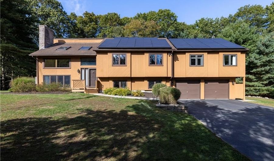 8 Robin Dr, North Kingstown, RI 02852 - 4 Beds, 3 Bath