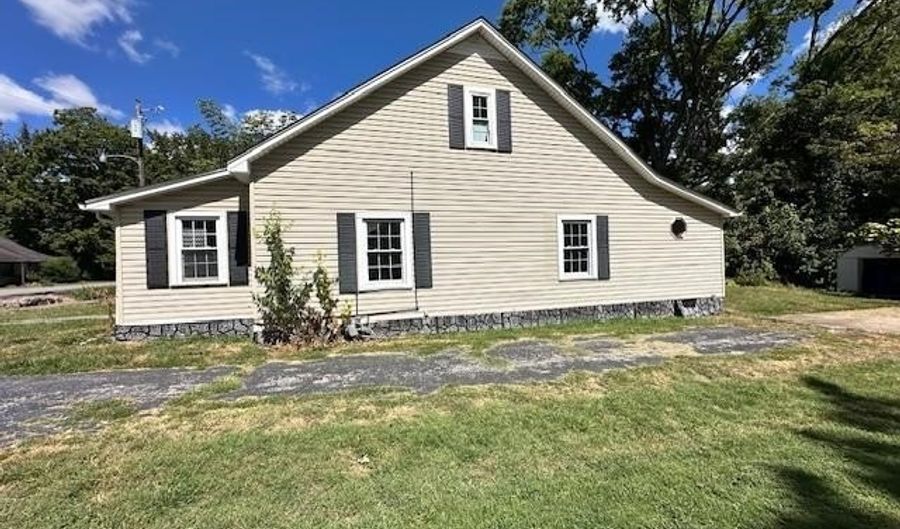 242 S Lincoln St, Auburn, KY 42206 - 2 Beds, 2 Bath