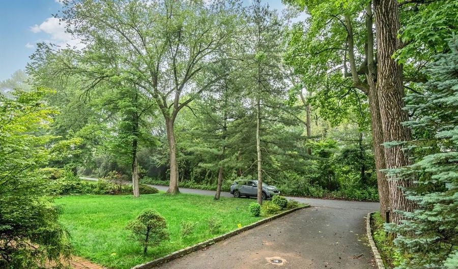 27 Alpine Dr, Alpine, NJ 07620 - 4 Beds, 2 Bath