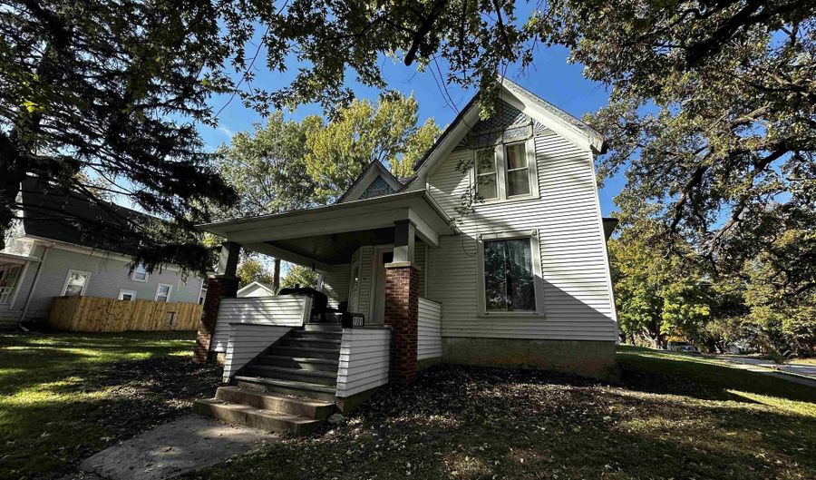 1101 Locust St, Atlantic, IA 50022 - 6 Beds, 3 Bath