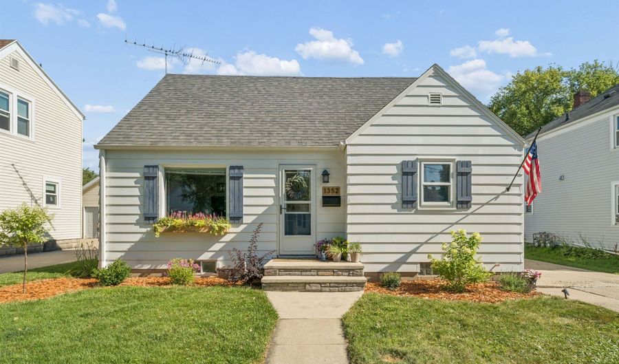 1352 W COMMERCIAL St, Appleton, WI 54914 - 3 Beds, 1 Bath