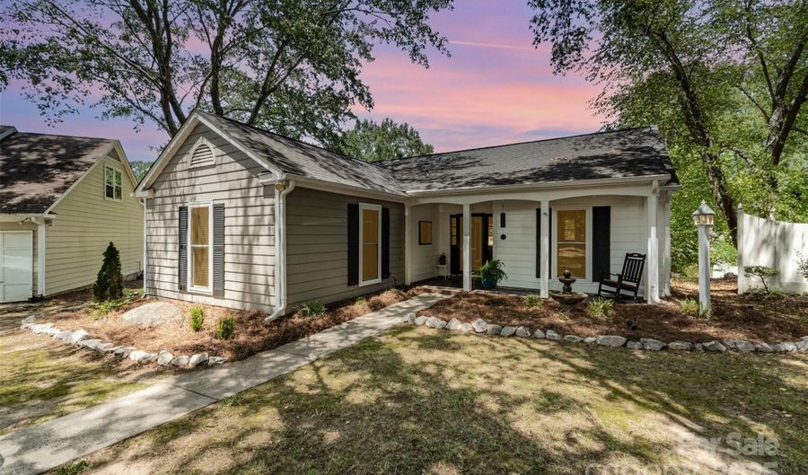 2722 Hillmont Dr, Charlotte, NC 28226 - 2 Beds, 2 Bath