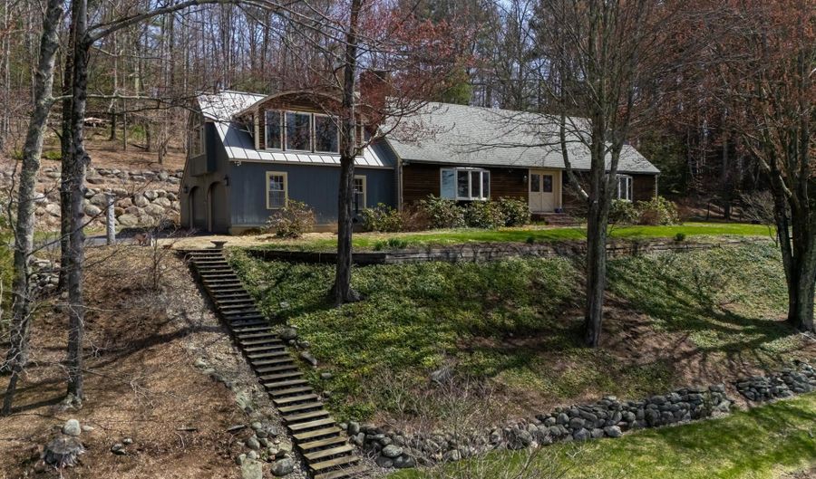 19 Highland Dr, Amherst, NH 03031 - 4 Beds, 2 Bath