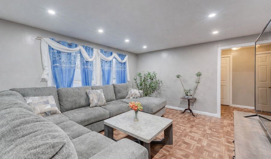 40 Cottage Grove Cir, Bloomfield, CT 06002 - 4 Beds, 2 Bath