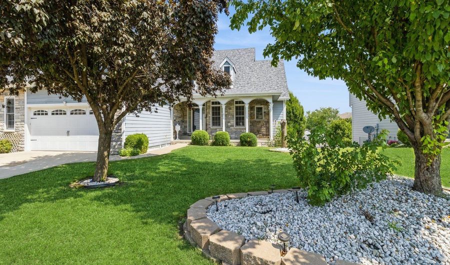 221 19th St SW, Altoona, IA 50009 - 4 Beds, 4 Bath