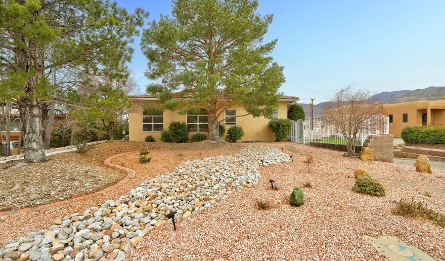701 Stagecoach Rd SE, Albuquerque, NM 87123 - 3 Beds, 2 Bath
