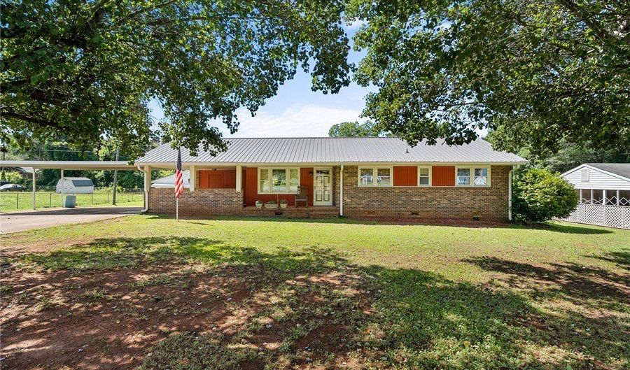 312 Edwards Dr, Anderson, SC 29626 - 3 Beds, 2 Bath