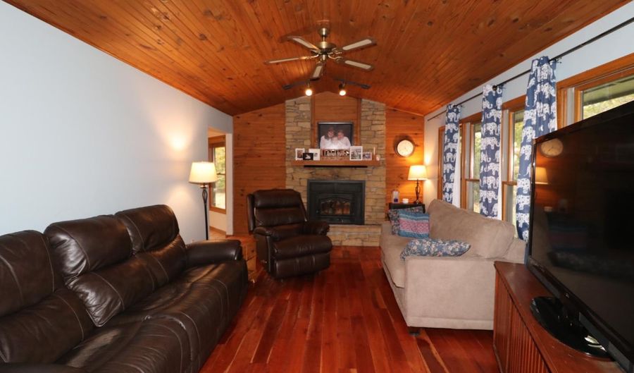 226 Lakeshore Dr, Batesville, IN 47006 - 4 Beds, 3 Bath