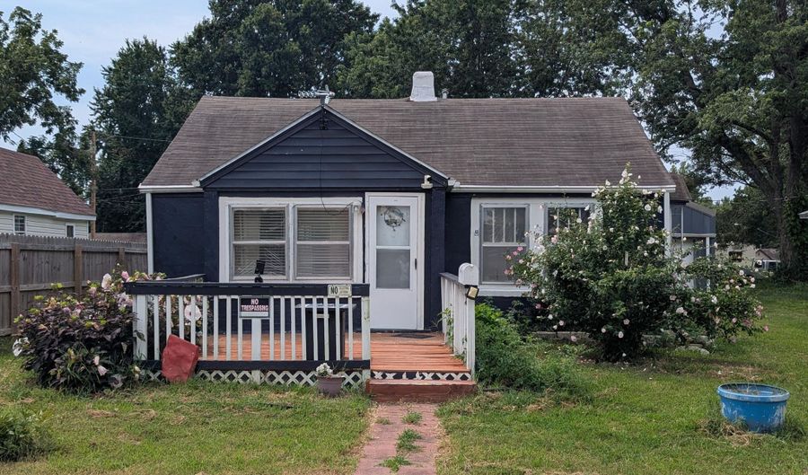 18 W Delta St, Aurora, MO 65605 - 2 Beds, 1 Bath