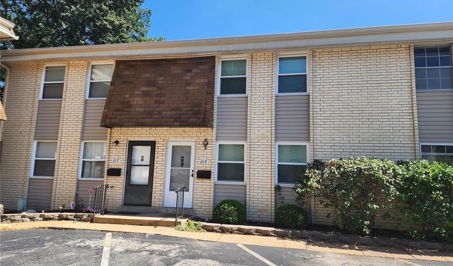 815 Portsdown Rd, Ballwin, MO 63011 - 3 Beds, 3 Bath