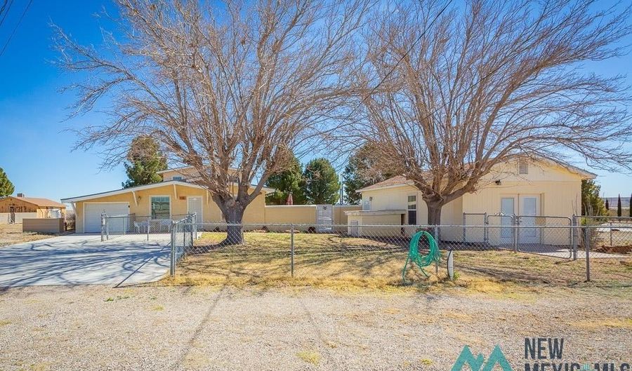 20 Nichol St, Carlsbad, NM 88220 - 3 Beds, 2 Bath