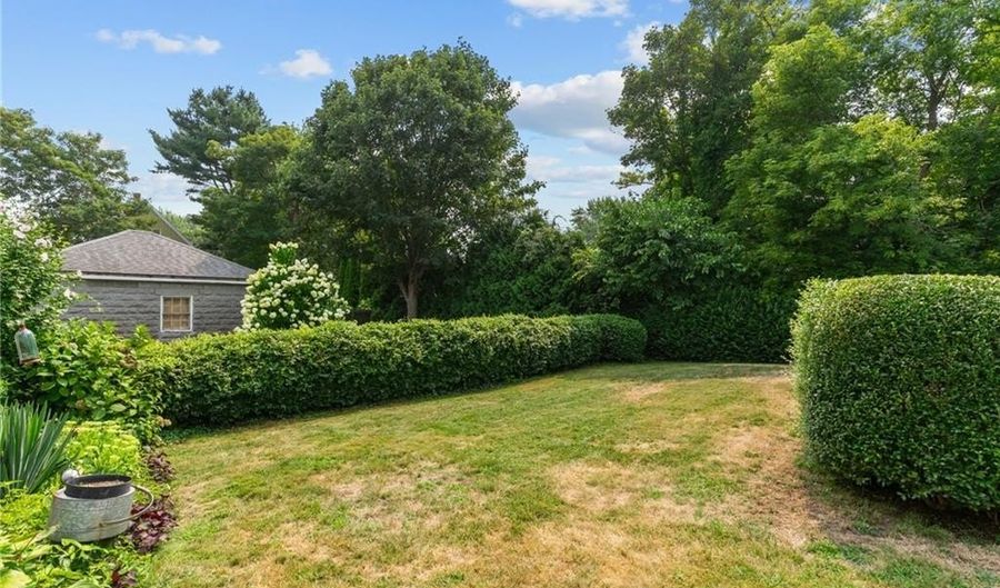 10 Prospect St, Bristol, RI 02809 - 3 Beds, 2 Bath