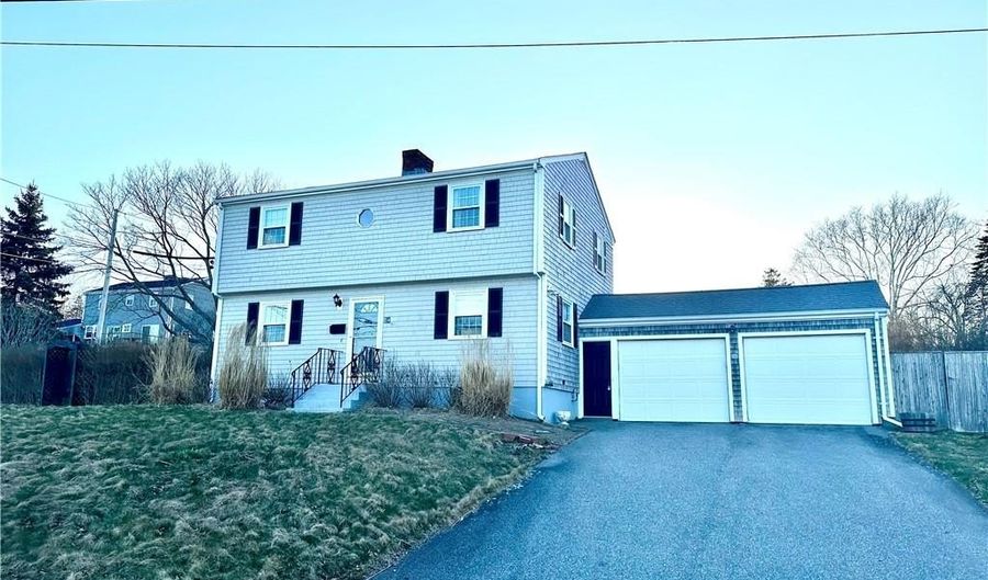 24 High St, Middletown, RI 02842 - 3 Beds, 3 Bath