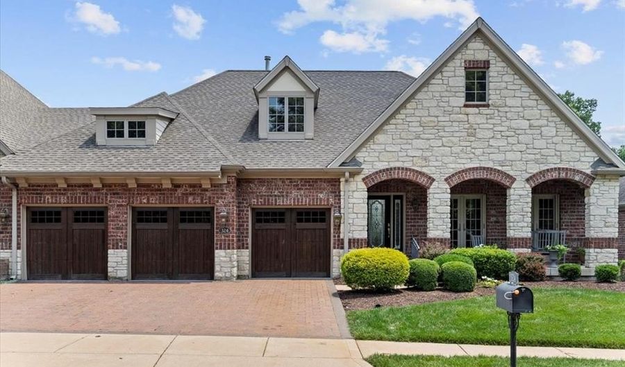 324 Meadowbrook Country Club Est, Ballwin, MO 63011 - 3 Beds, 3 Bath