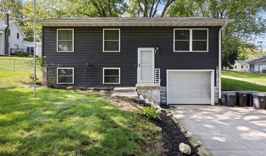302 N Pratt St, Anamosa, IA 52220 - 3 Beds, 2 Bath