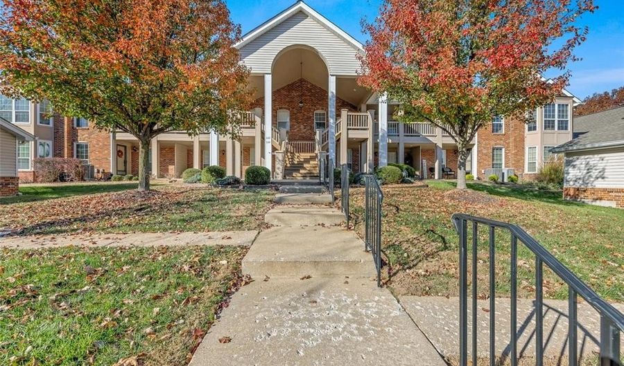 534 Oak Ridge Trails Ct, Ballwin, MO 63021 - 2 Beds, 2 Bath
